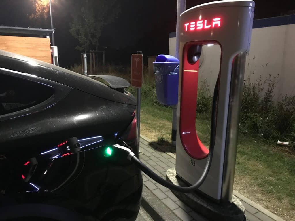 snachts bij Tesla laden